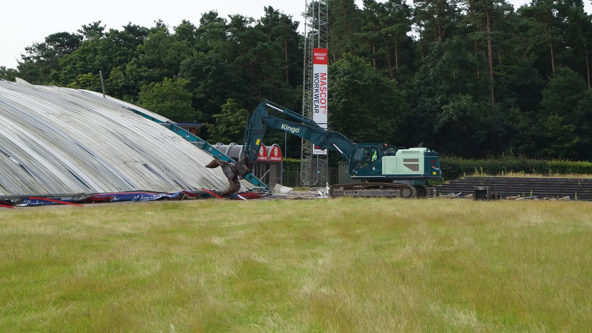 Kingos Gravemaskine Nedbryder Dansand Tribunen