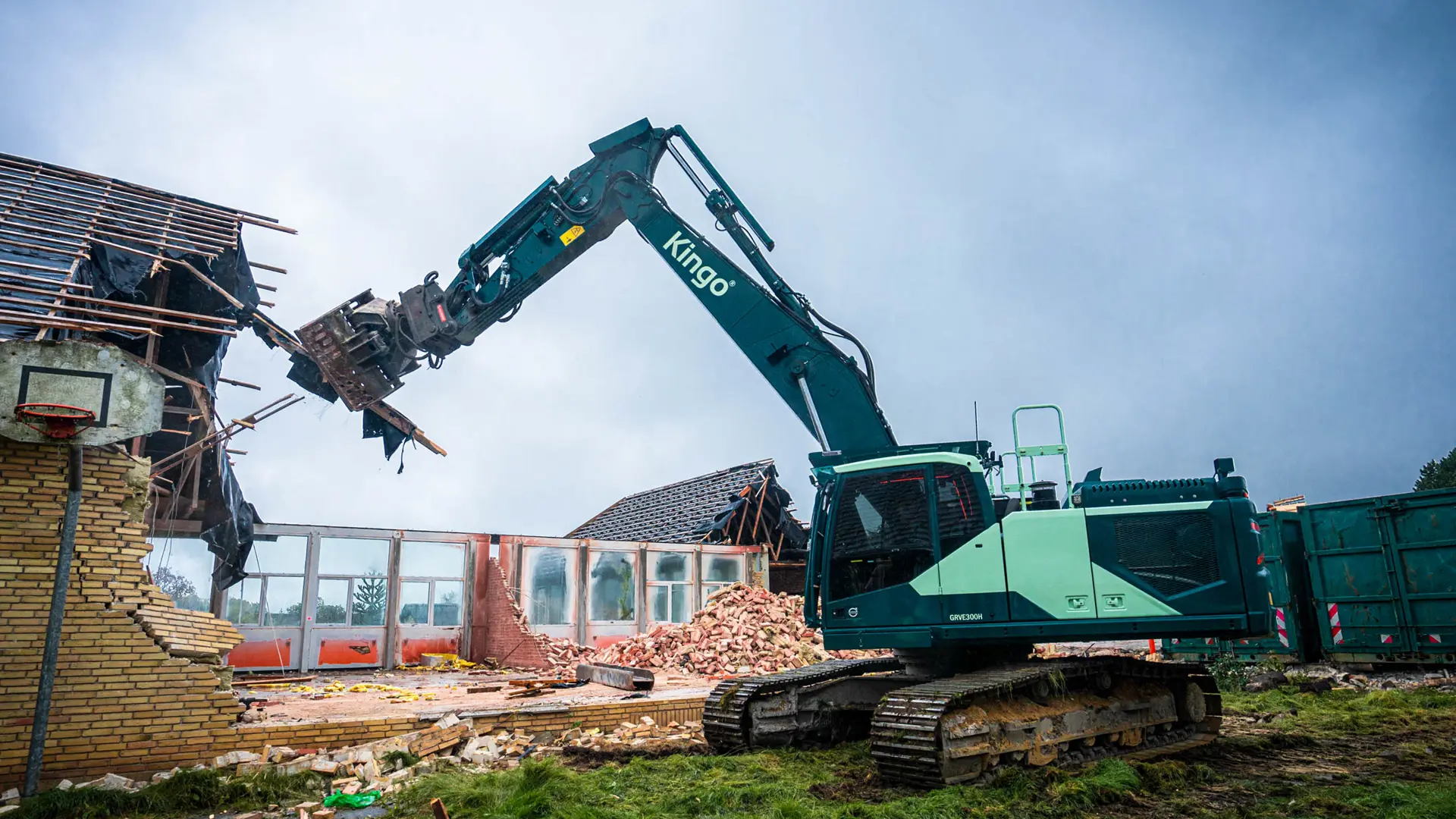 Volvo hybrid gravemaskine i gang med at rive hus ned