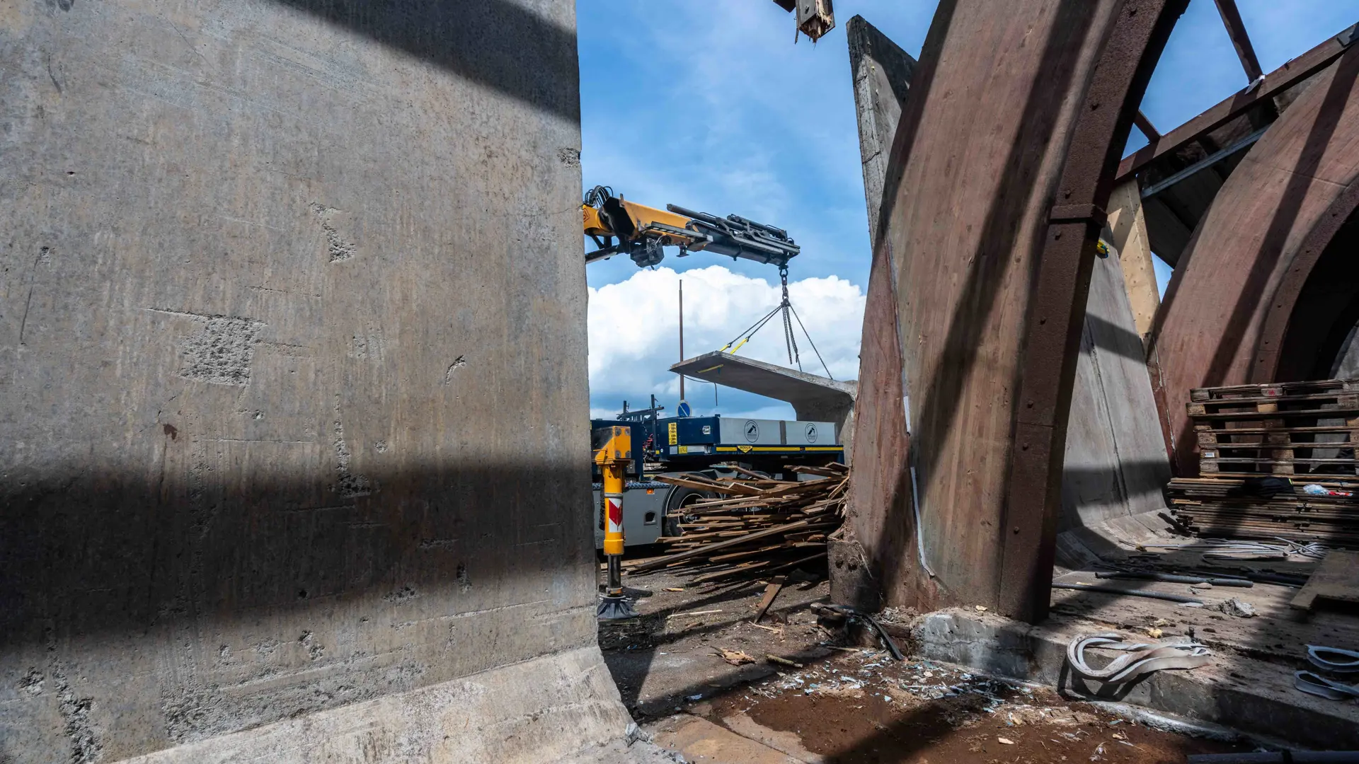 Hejsning af betonmodul Den Blå Hal
