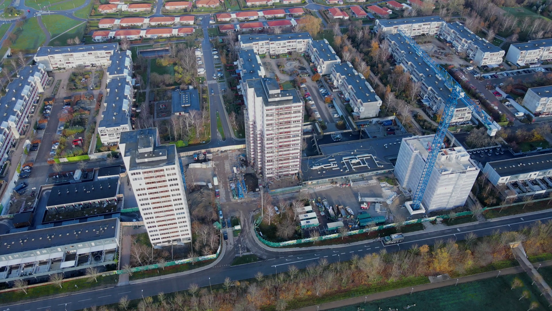 Opstilling af tårnkran til nedrivning af højhusene
