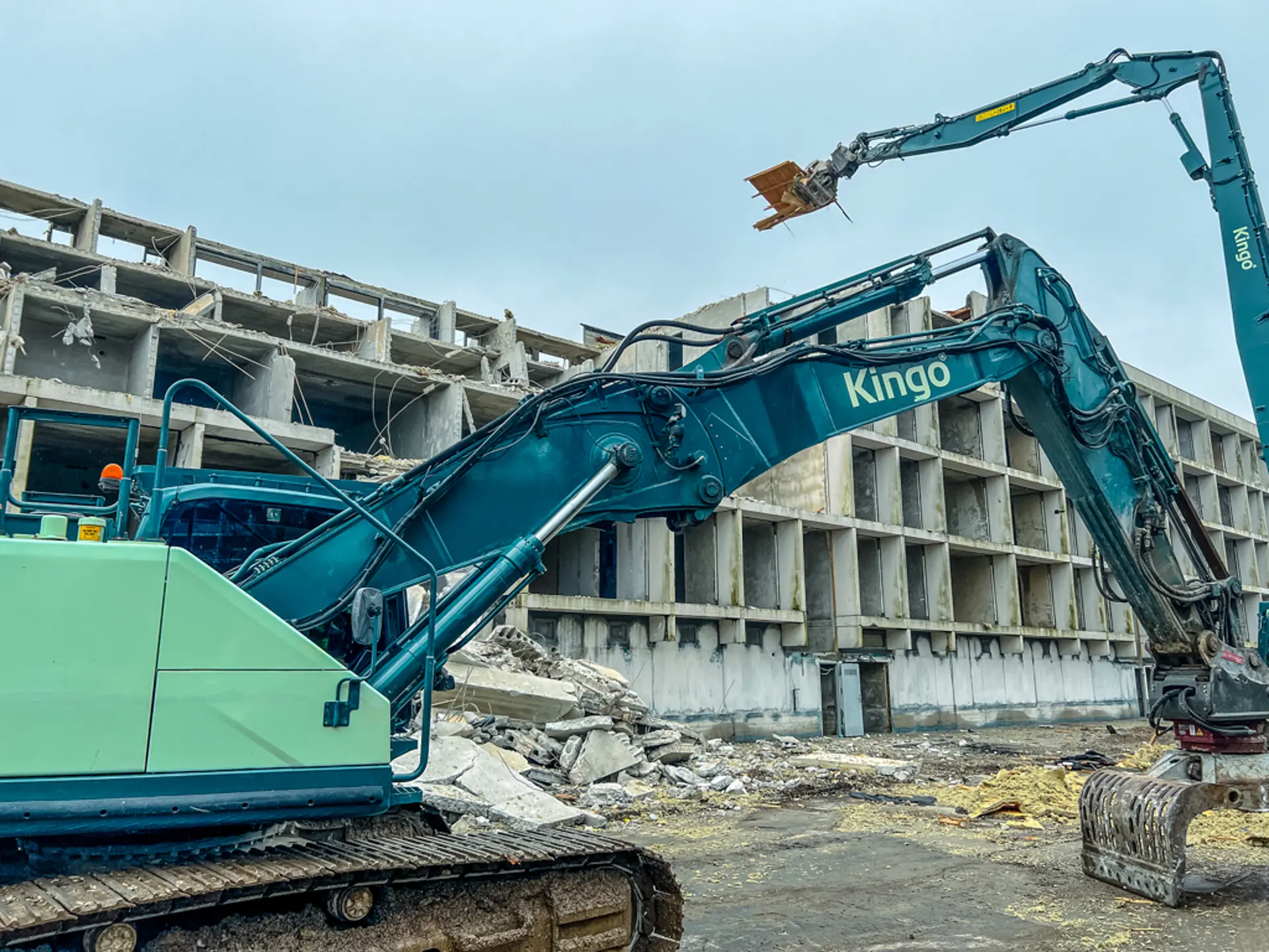 Nedrivning af etagebyggeri med maskiner