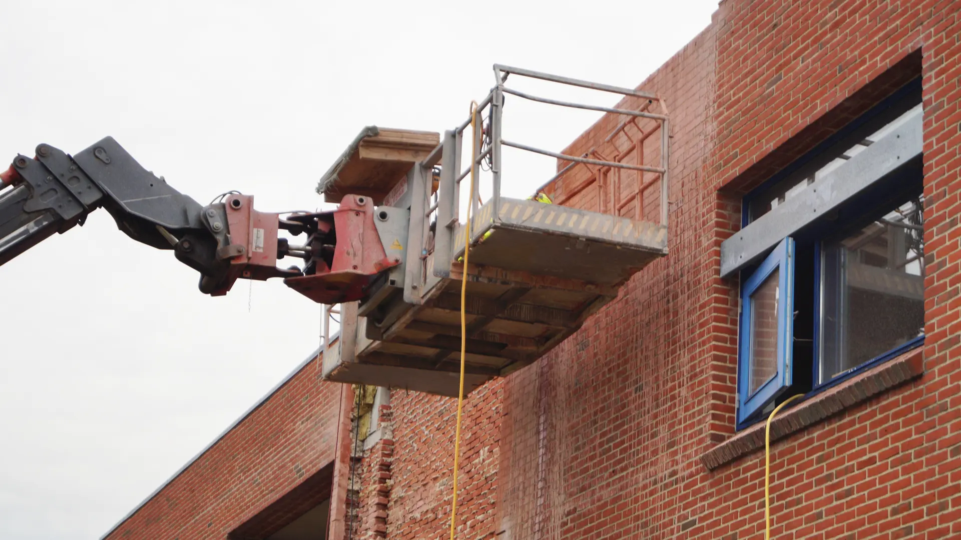 Murstensfelter Udskaeres Af Facaden Paa Jydsk Paedagog Seminarium I Aarhus N