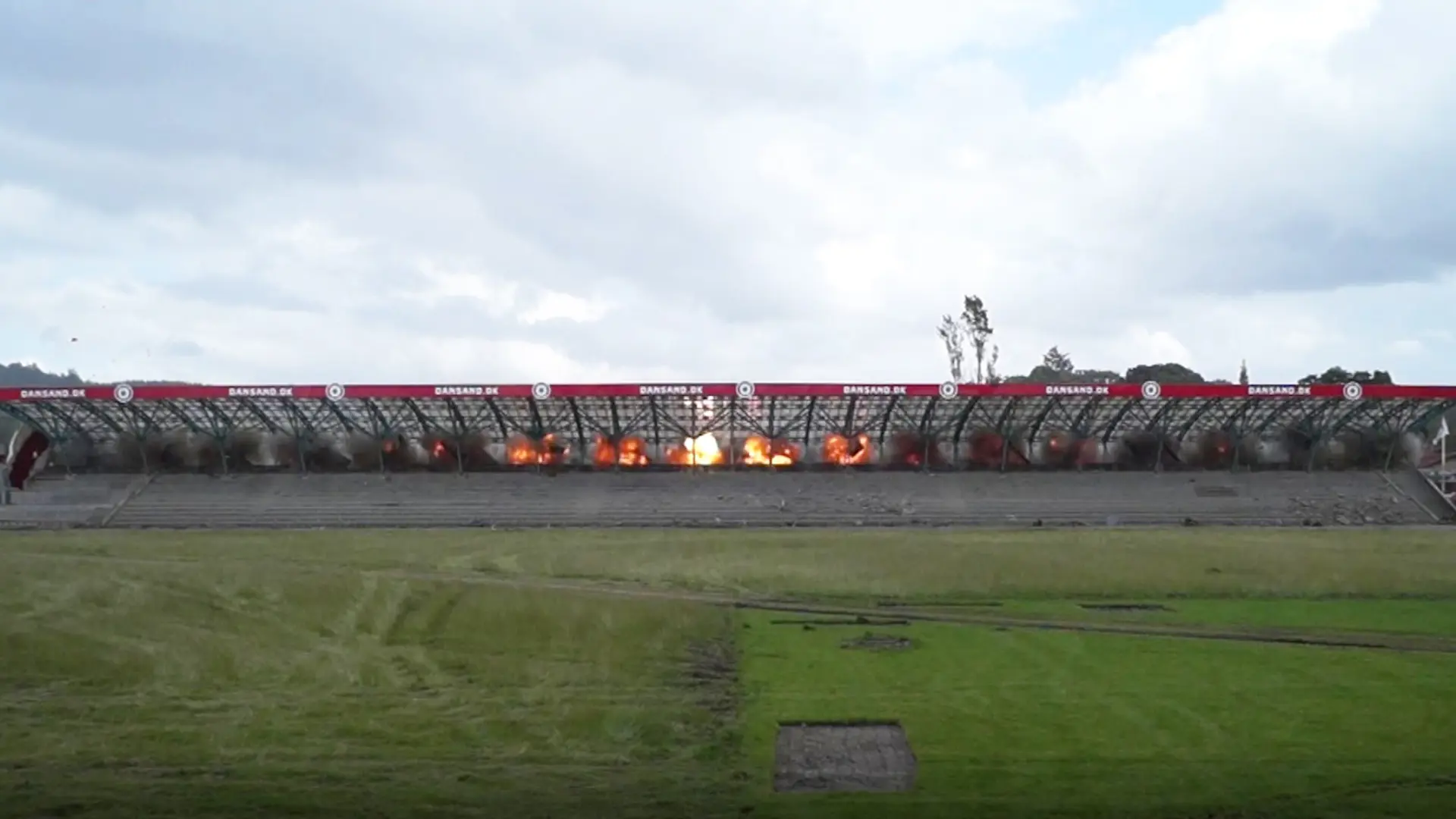 Spraengning Af Langside Tribune I Mascot Park