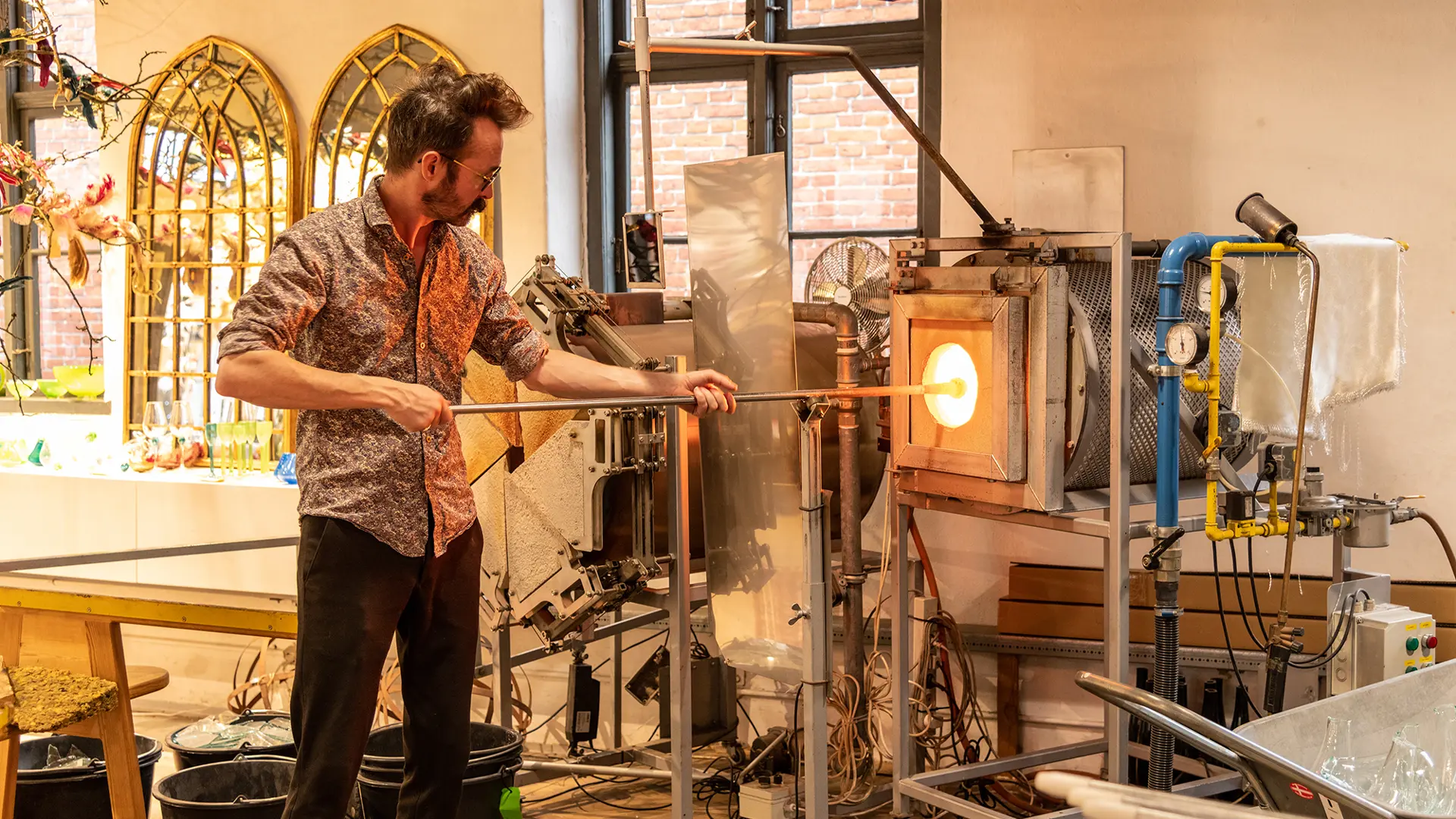 Glaspuster Mikkel Hildebrand Yerst Pindstrup I Gang Med Opvarmningen Af Glasset Til Kingos K Karaffel