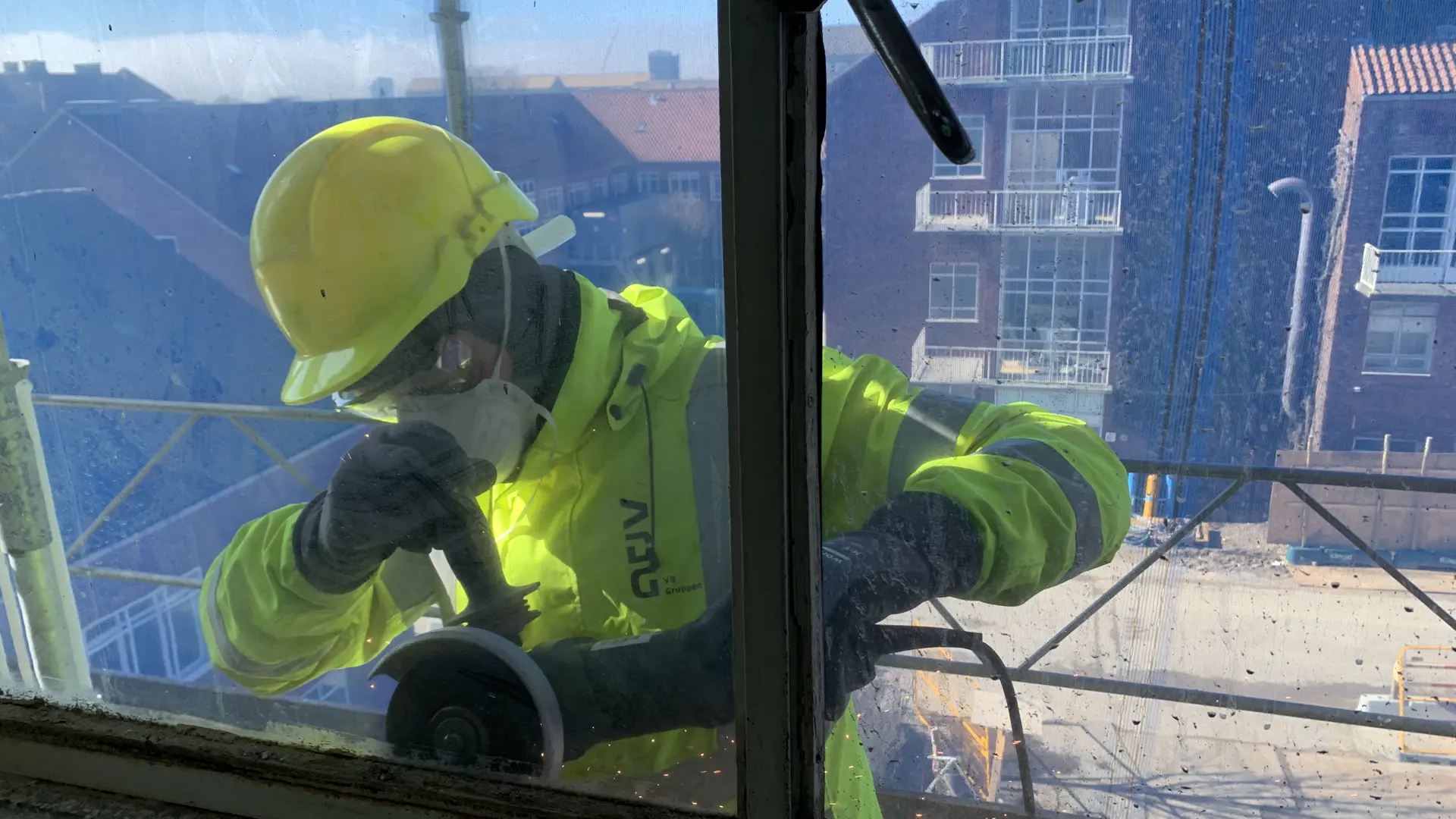 Her Fritskaeres Vinduerne Naensomt Saa Det Omkringliggende Murvaerk Der Skal Danne Rammen For Nye Vinduer Ikke Beskadiges