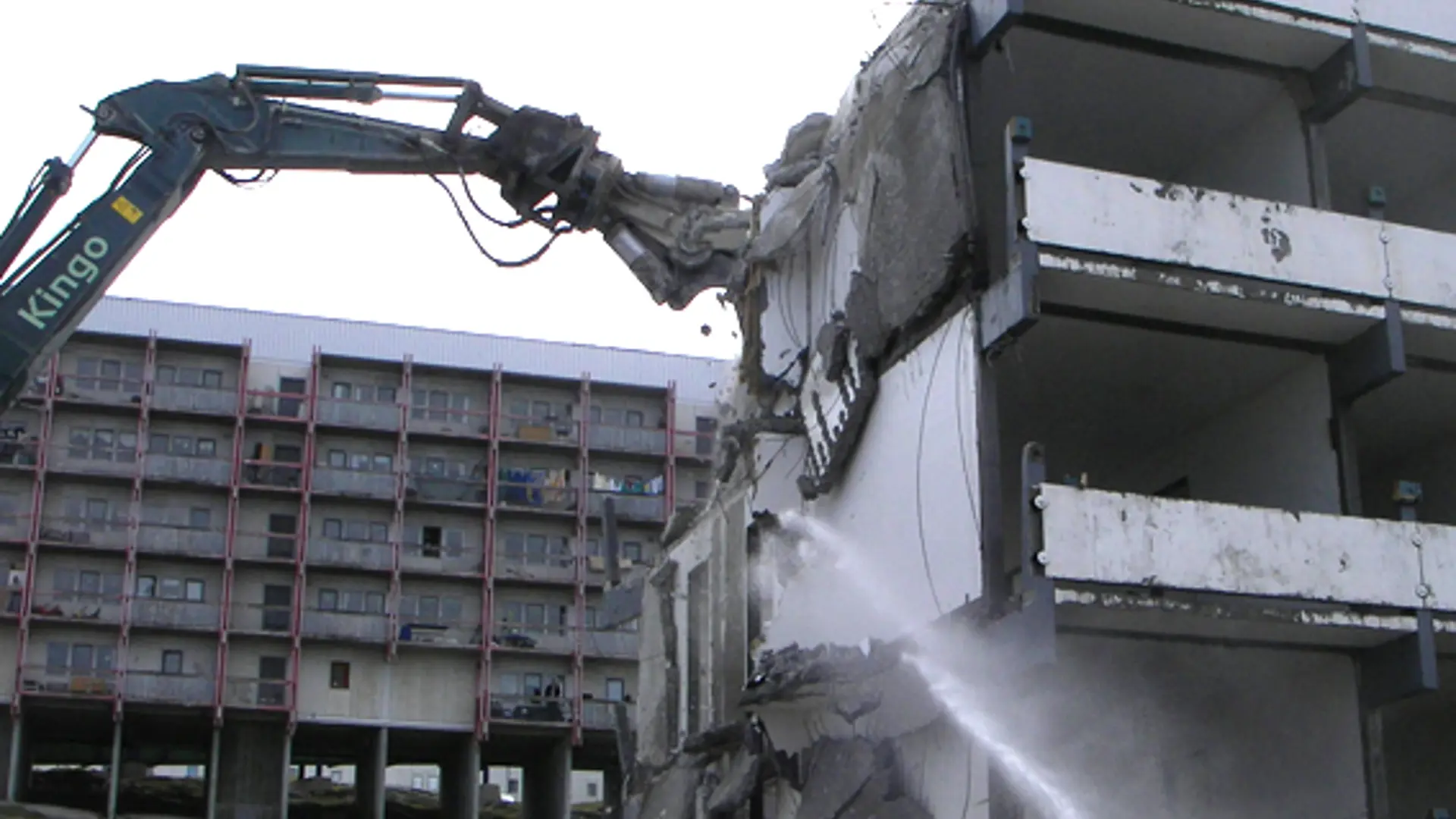 Der Sproejtes Vand Paa Konstruktionen For At Daempe Stoevudvikling