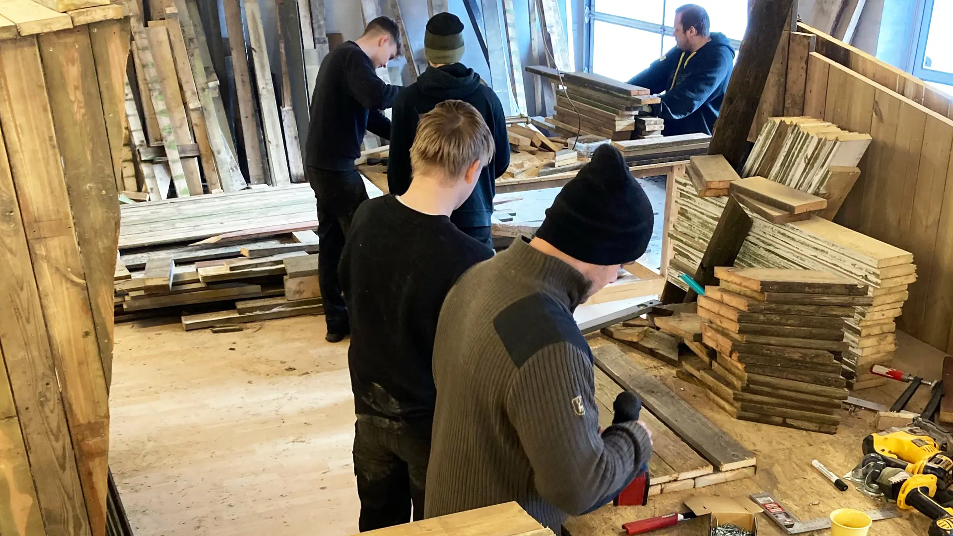 Der Arbejdes Med Trae I Woods By Human Results Vaerksted