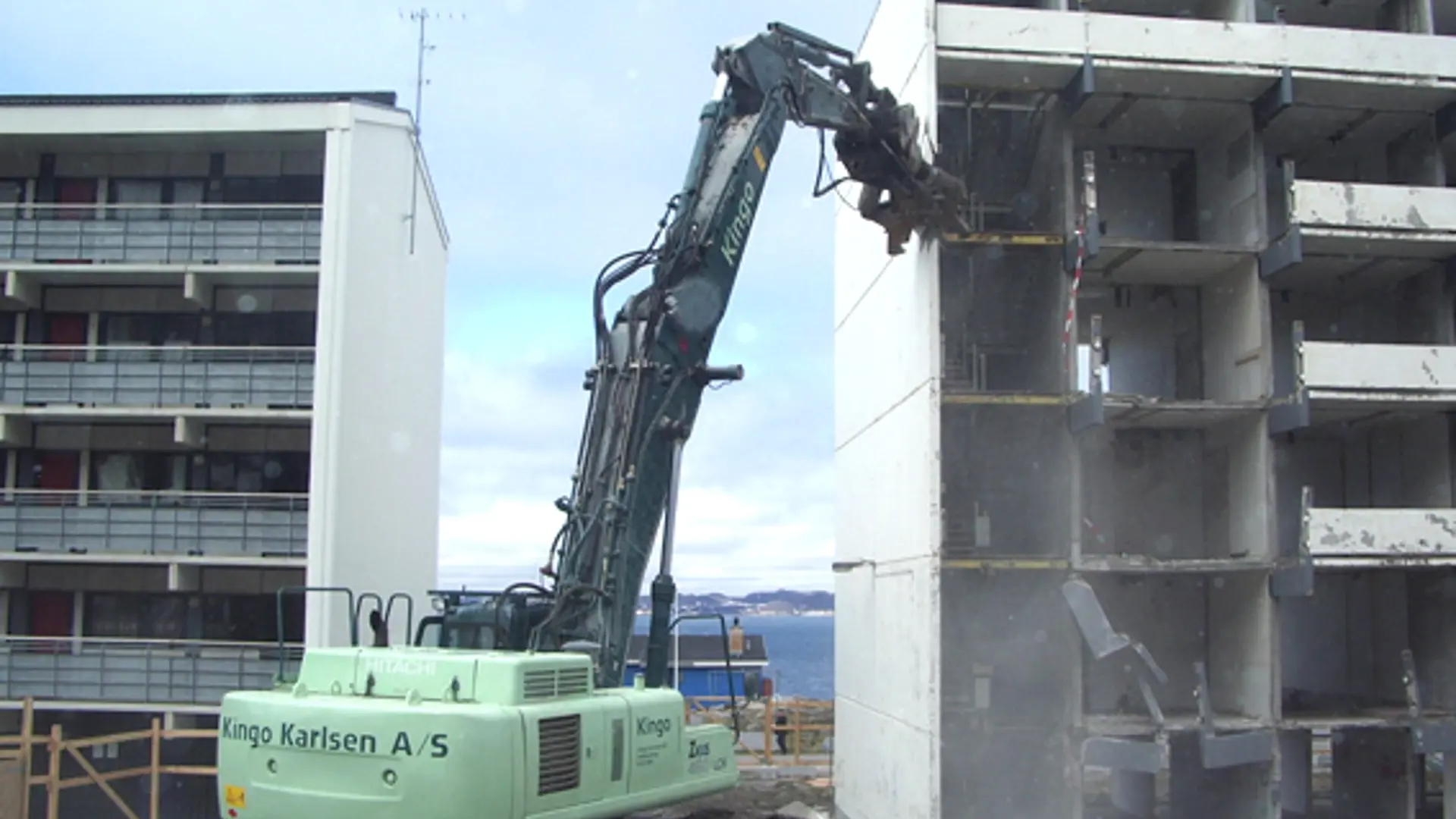 Borgmesteren I Nuuk Tager Det Foerste Klip Af Betonkonstruktionerne