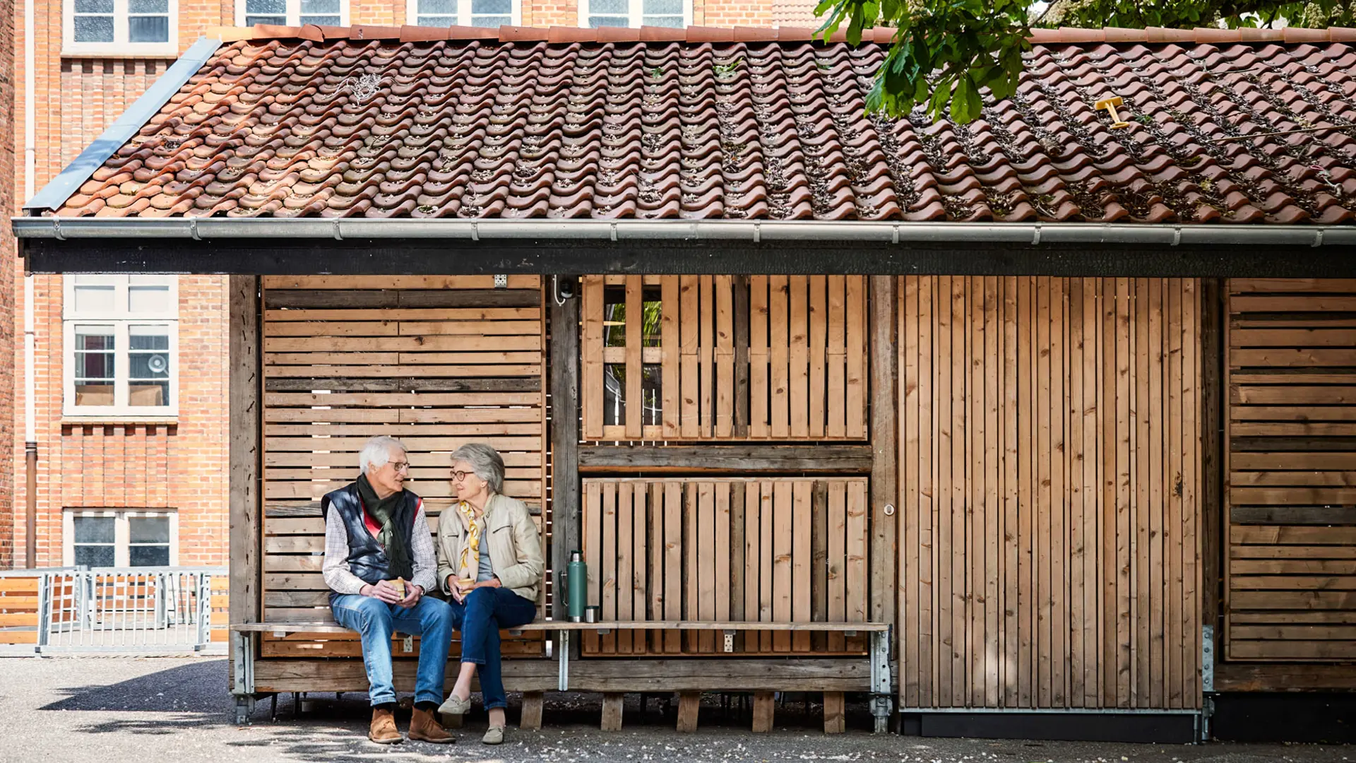 Næsteskur med bænk med ældre par